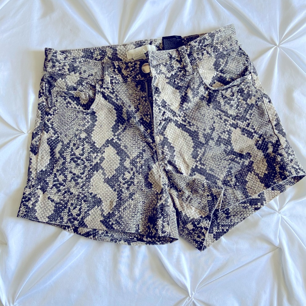 HM snake short